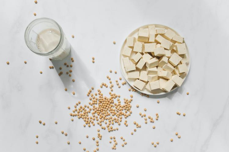 Cancer and diet series: Part 4- the link between breast cancer and soy products Part 4 of a 5-part cancer and nutrition series.